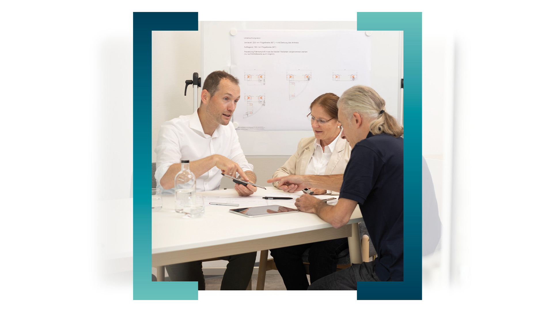 Meeting, Gruppendiskussion, Whiteboard, Dokumente, Tisch